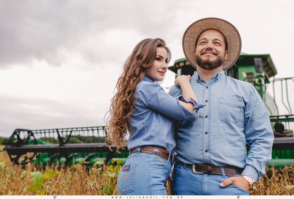pré casamento casamento fotógrafo Juliano Gil paraná santa catarina irati rebouças ponta grossa palmeira lapa recanto das pedras cabana cânion mayara irinelson calgaro contry plantação john deere trator bota chapéu texas pôr do sol casal noivos
