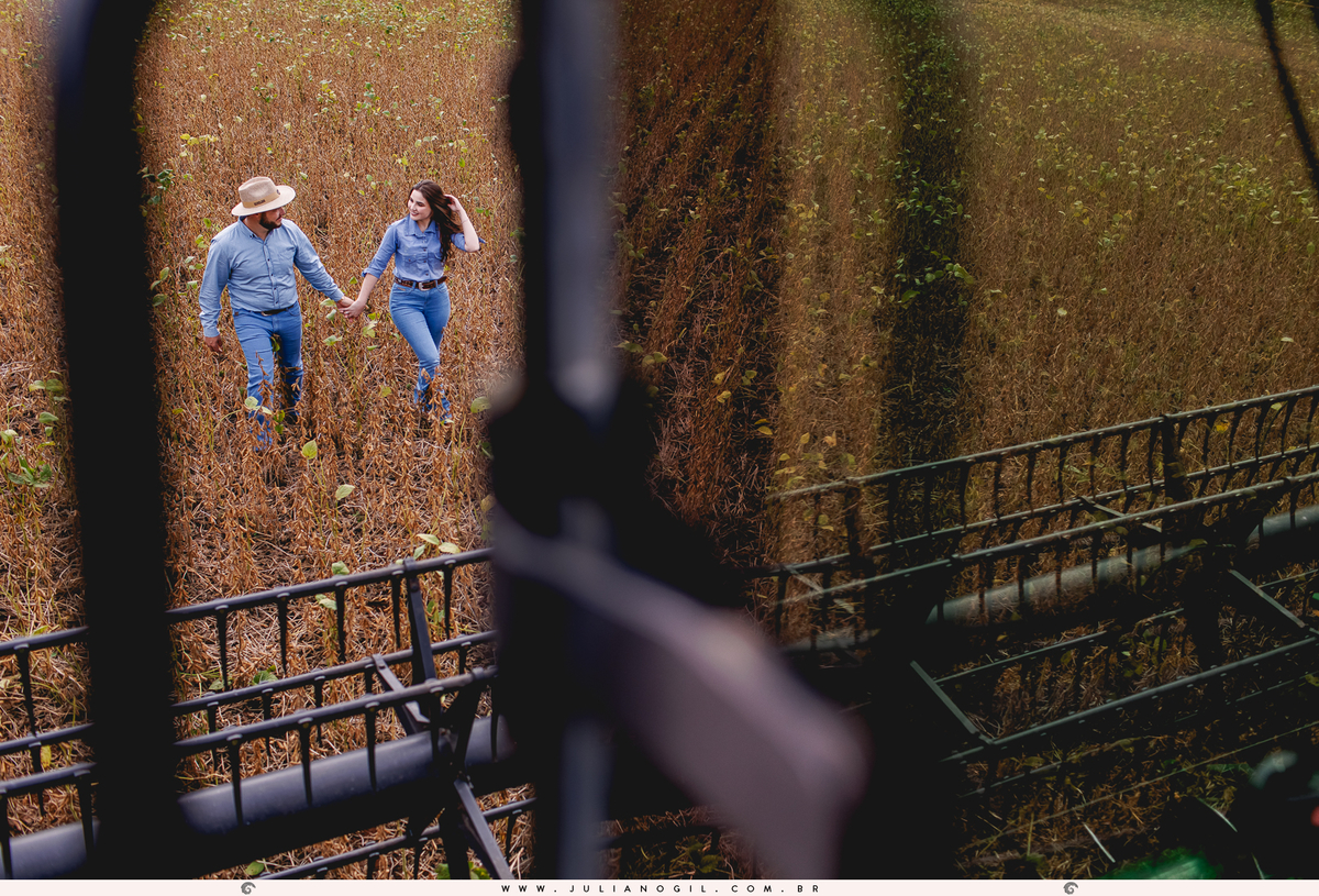 pré casamento casamento fotógrafo Juliano Gil paraná santa catarina irati rebouças ponta grossa palmeira lapa recanto das pedras cabana cânion mayara irinelson calgaro contry plantação john deere trator bota chapéu texas pôr do sol casal noivos