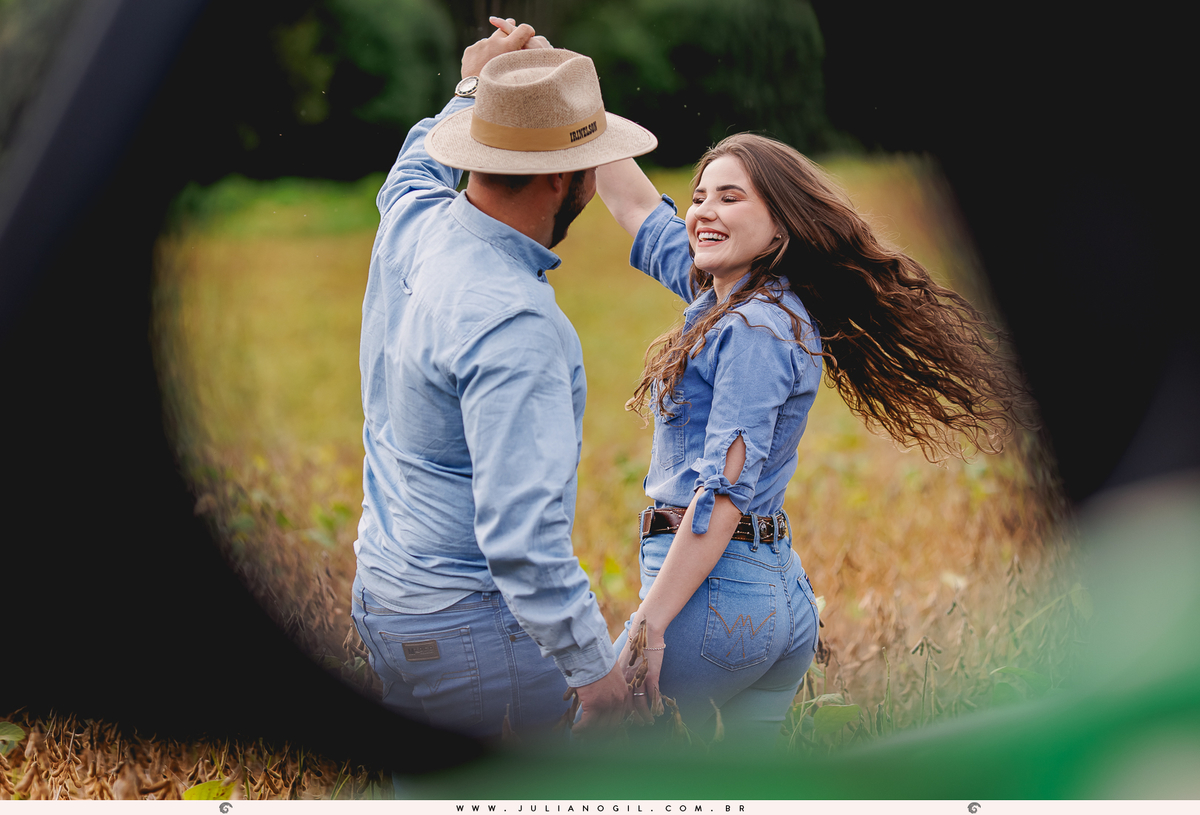 pré casamento casamento fotógrafo Juliano Gil paraná santa catarina irati rebouças ponta grossa palmeira lapa recanto das pedras cabana cânion mayara irinelson calgaro contry plantação john deere trator bota chapéu texas pôr do sol casal noivos