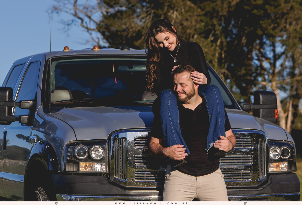 pré casamento casamento fotógrafo Juliano Gil paraná santa catarina irati rebouças ponta grossa palmeira lapa recanto das pedras cabana cânion mayara irinelson calgaro contry plantação john deere trator bota chapéu texas pôr do sol casal noivos