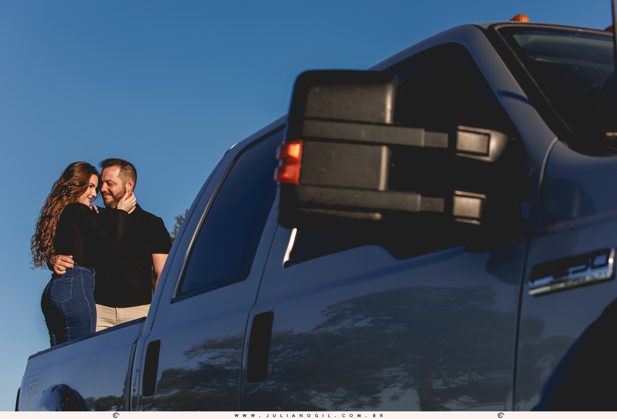 pré casamento casamento fotógrafo Juliano Gil paraná santa catarina irati rebouças ponta grossa palmeira lapa recanto das pedras cabana cânion mayara irinelson calgaro contry plantação john deere trator bota chapéu texas pôr do sol casal noivos