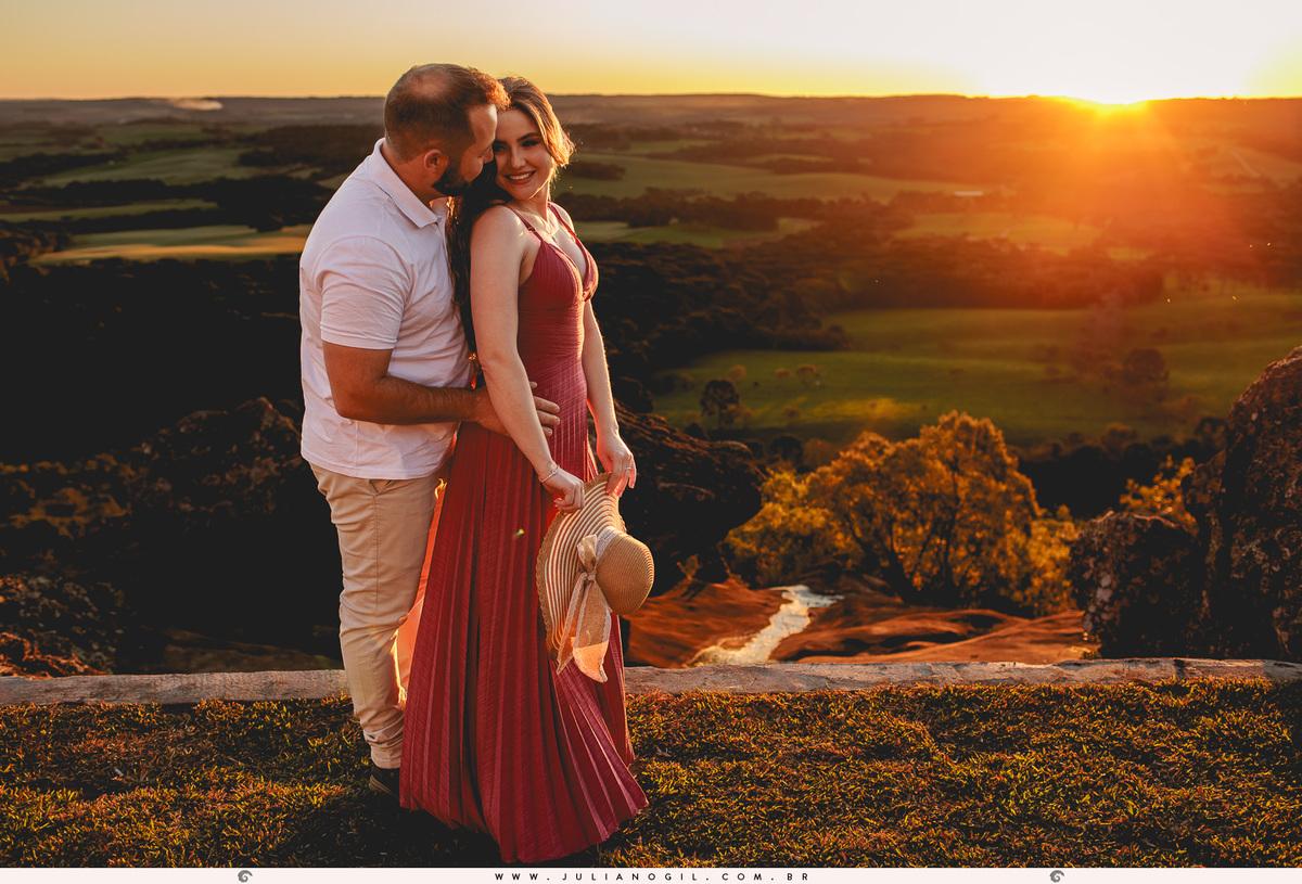 pré casamento casamento fotógrafo Juliano Gil paraná santa catarina irati rebouças ponta grossa palmeira lapa recanto das pedras cabana cânion mayara irinelson calgaro contry plantação john deere trator bota chapéu texas pôr do sol casal noivos