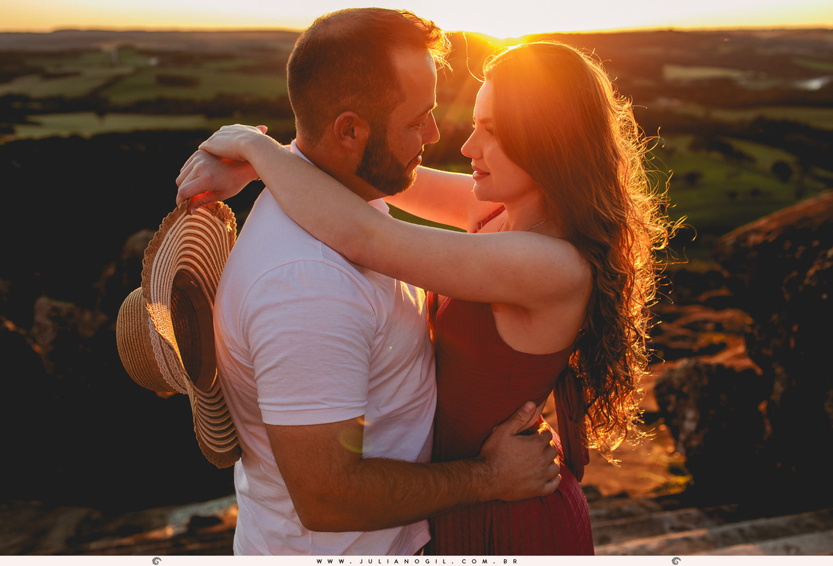pré casamento casamento fotógrafo Juliano Gil paraná santa catarina irati rebouças ponta grossa palmeira lapa recanto das pedras cabana cânion mayara irinelson calgaro contry plantação john deere trator bota chapéu texas pôr do sol casal noivos