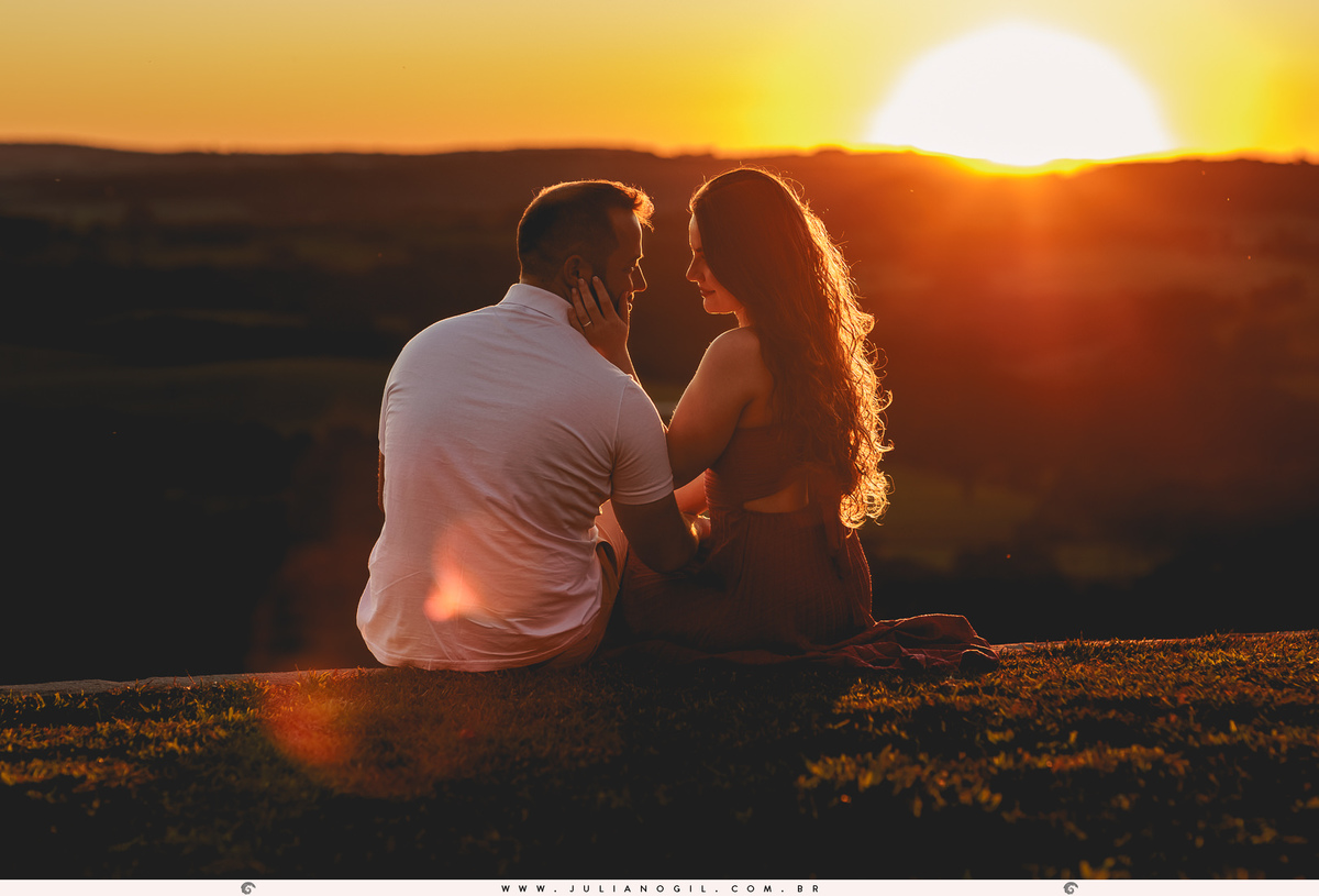 pré casamento casamento fotógrafo Juliano Gil paraná santa catarina irati rebouças ponta grossa palmeira lapa recanto das pedras cabana cânion mayara irinelson calgaro contry plantação john deere trator bota chapéu texas pôr do sol casal noivos