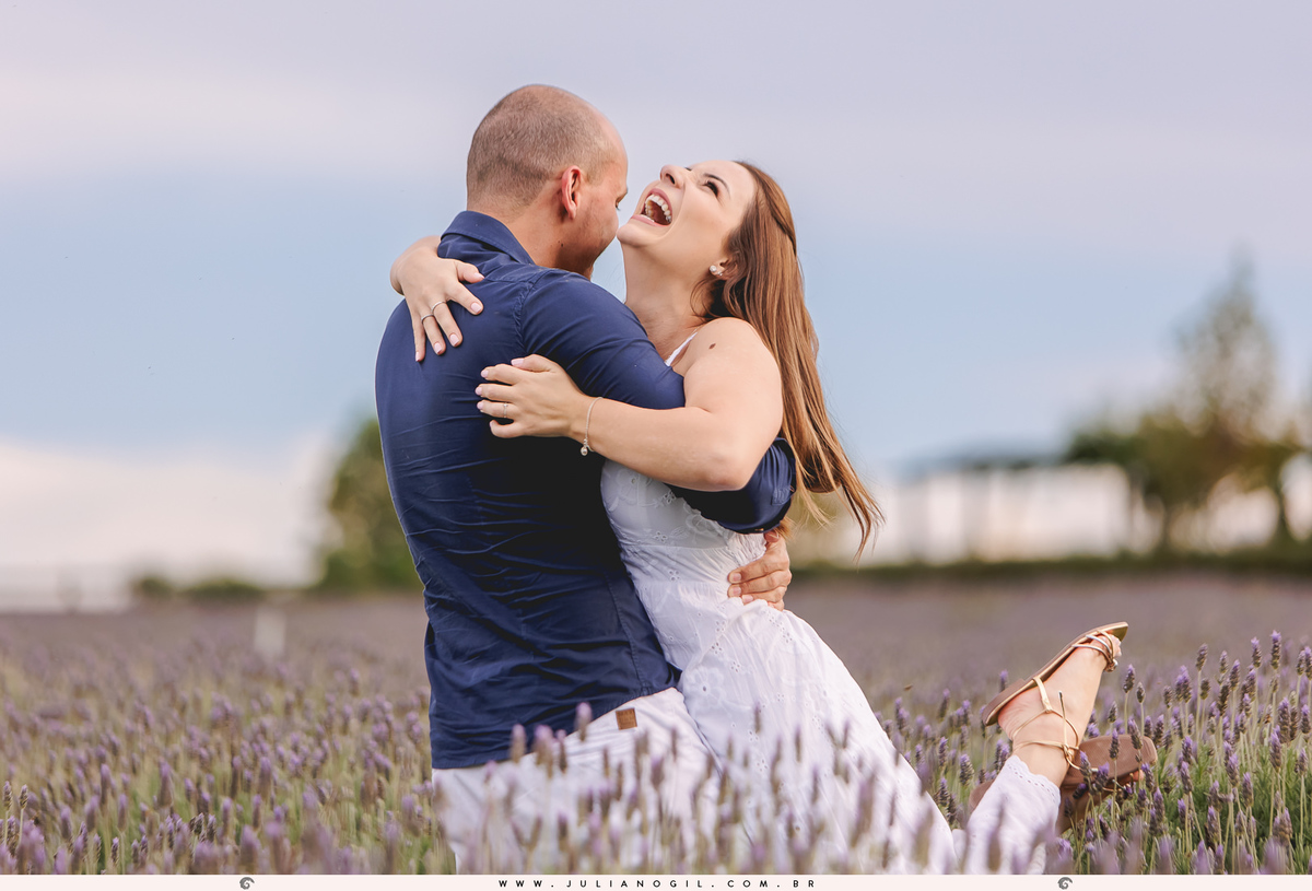 fotógrafo Juliano Gil irati paraná prudentópolis carambeí het dorp lavandário pré wedding casamento ensaio casal externo maiara renan ponta grossa palmeira lavanda bride noiva noivos pôr do sol
