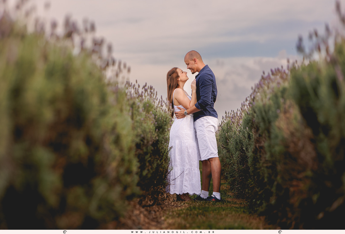 fotógrafo Juliano Gil irati paraná prudentópolis carambeí het dorp lavandário pré wedding casamento ensaio casal externo maiara renan ponta grossa palmeira lavanda bride noiva noivos pôr do sol