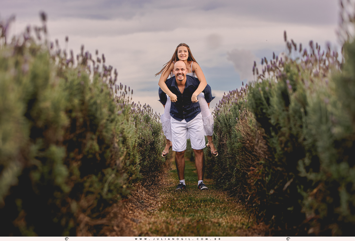 fotógrafo Juliano Gil irati paraná prudentópolis carambeí het dorp lavandário pré wedding casamento ensaio casal externo maiara renan ponta grossa palmeira lavanda bride noiva noivos pôr do sol