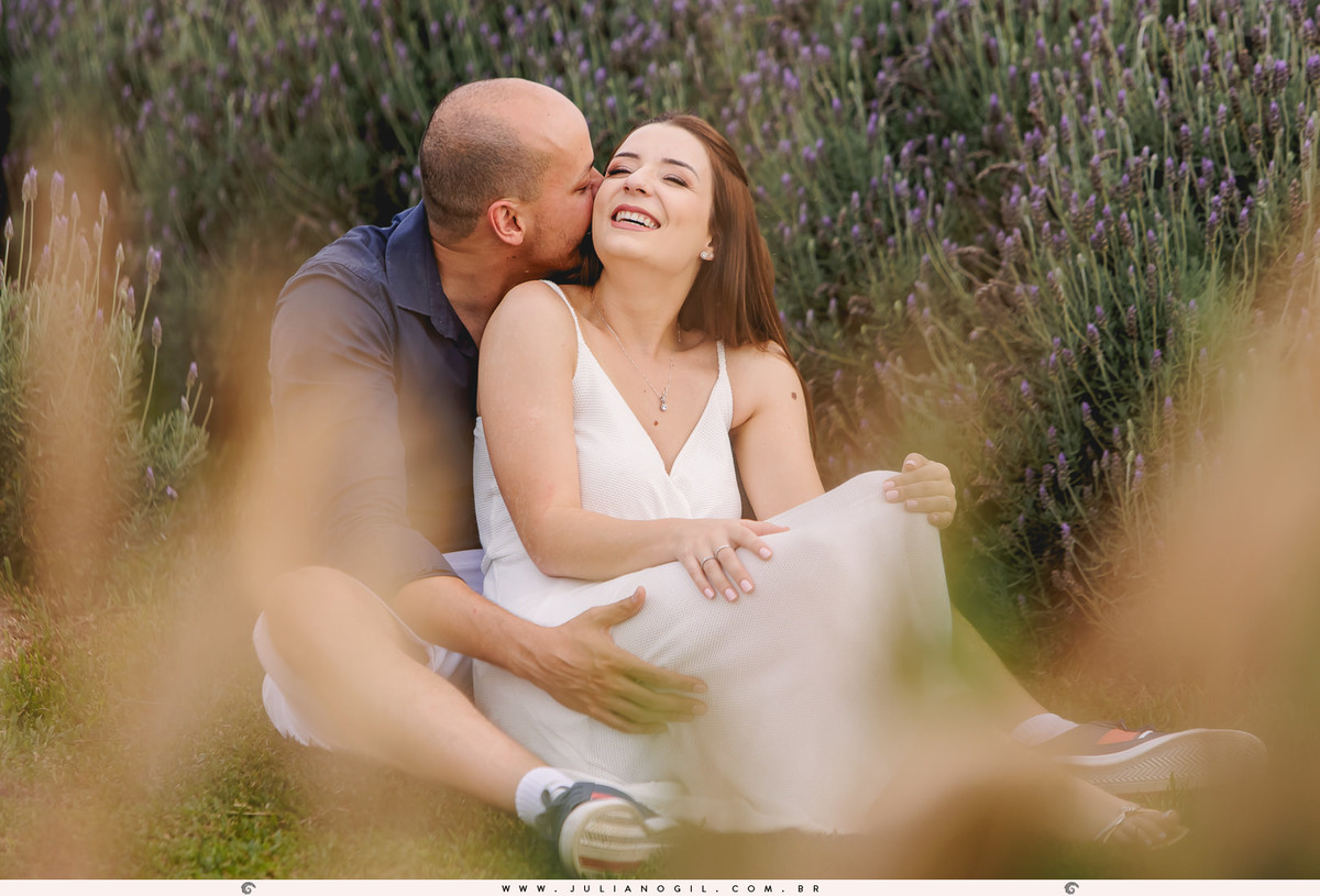 fotógrafo Juliano Gil irati paraná prudentópolis carambeí het dorp lavandário pré wedding casamento ensaio casal externo maiara renan ponta grossa palmeira lavanda bride noiva noivos pôr do sol