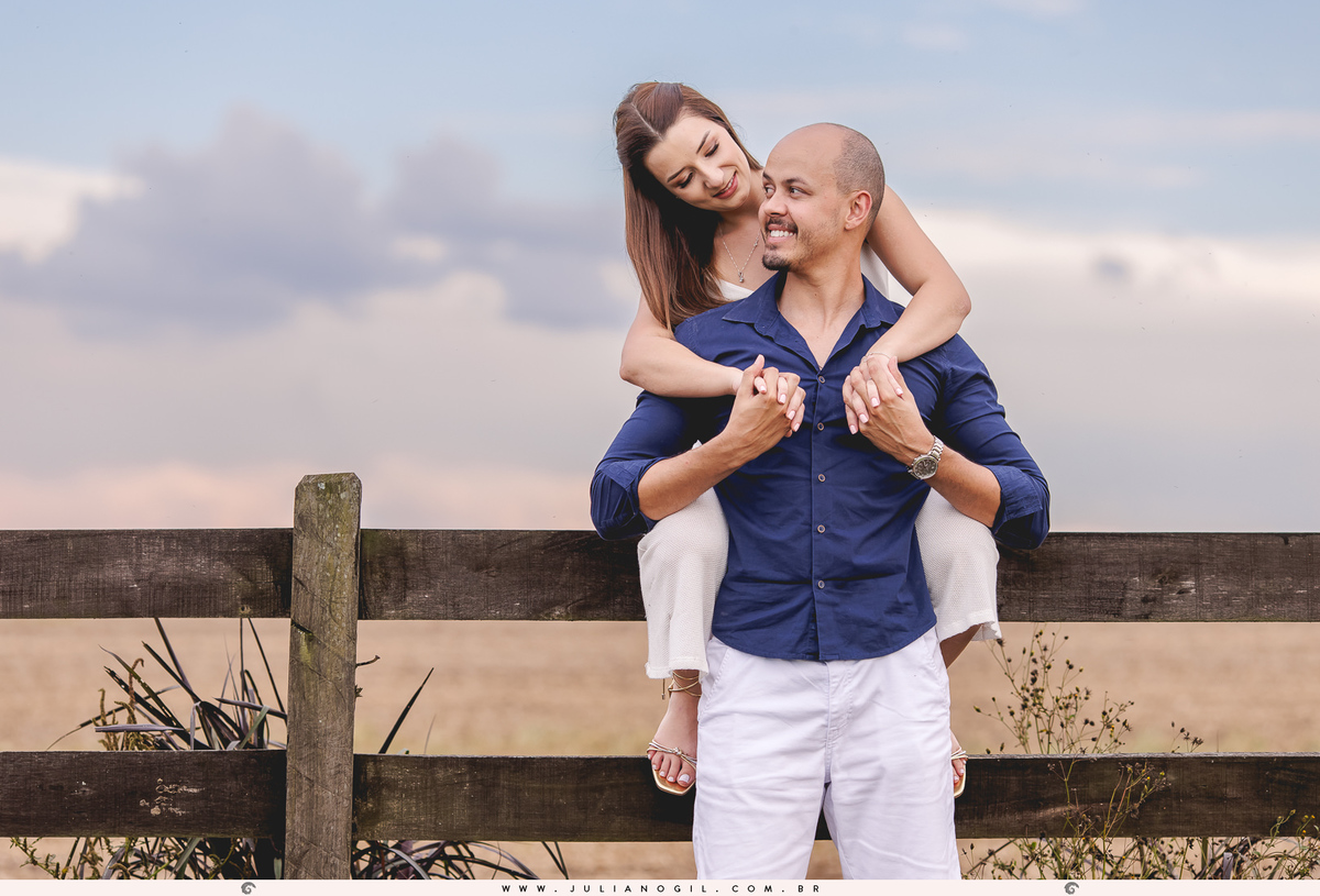 fotógrafo Juliano Gil irati paraná prudentópolis carambeí het dorp lavandário pré wedding casamento ensaio casal externo maiara renan ponta grossa palmeira lavanda bride noiva noivos pôr do sol