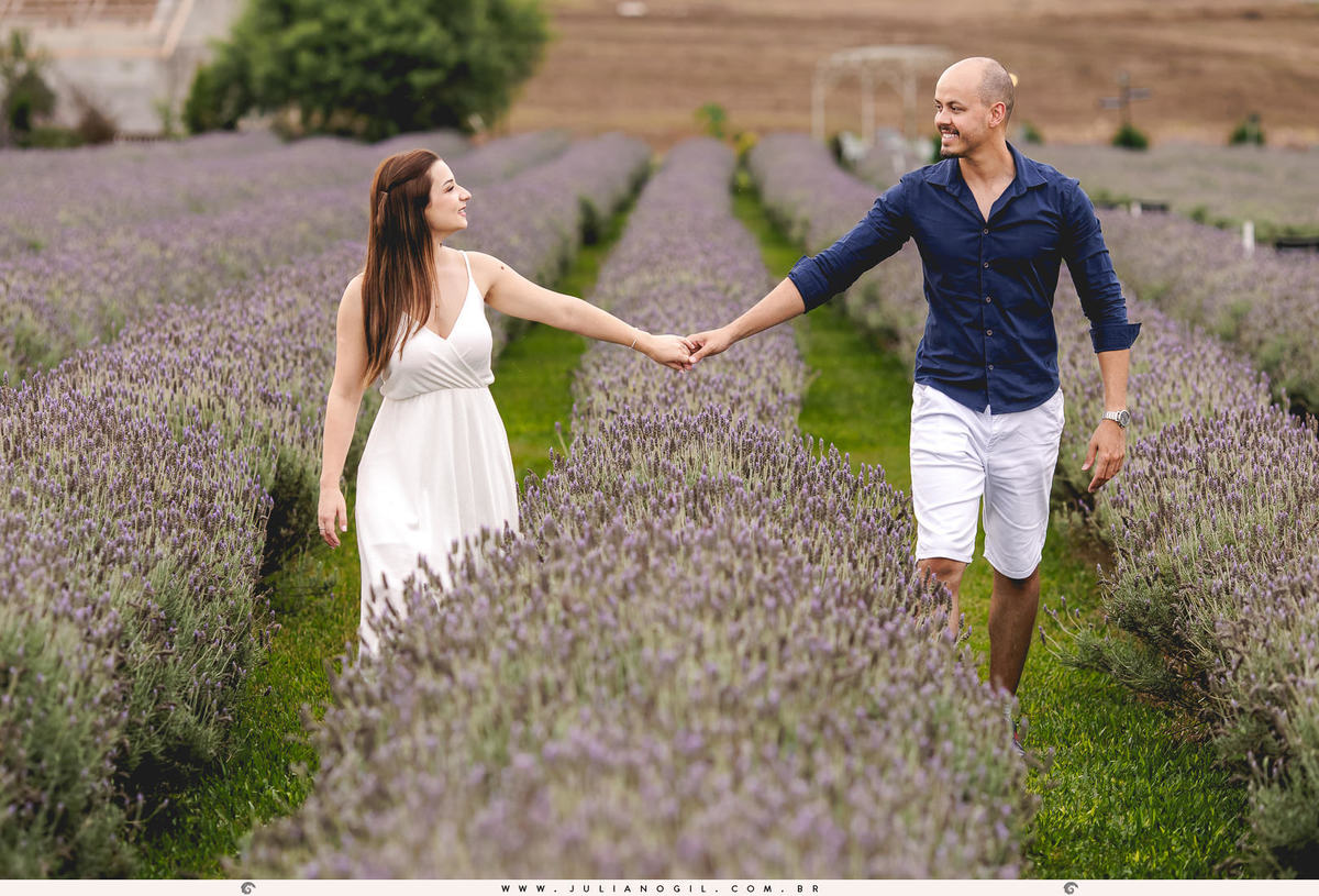 fotógrafo Juliano Gil irati paraná prudentópolis carambeí het dorp lavandário pré wedding casamento ensaio casal externo maiara renan ponta grossa palmeira lavanda bride noiva noivos pôr do sol