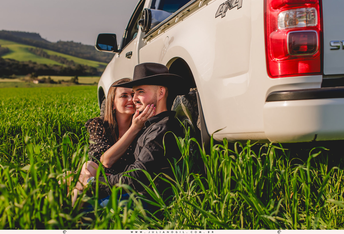 Pré-Casamento-Caroline-Poplaviski-Matheus-Basilio-fazenda-john-deere-farming-Golden-Retriever-Fernandes-Pinheiro-Irati-Paraná-Fotógrafo-Juliano-Gil