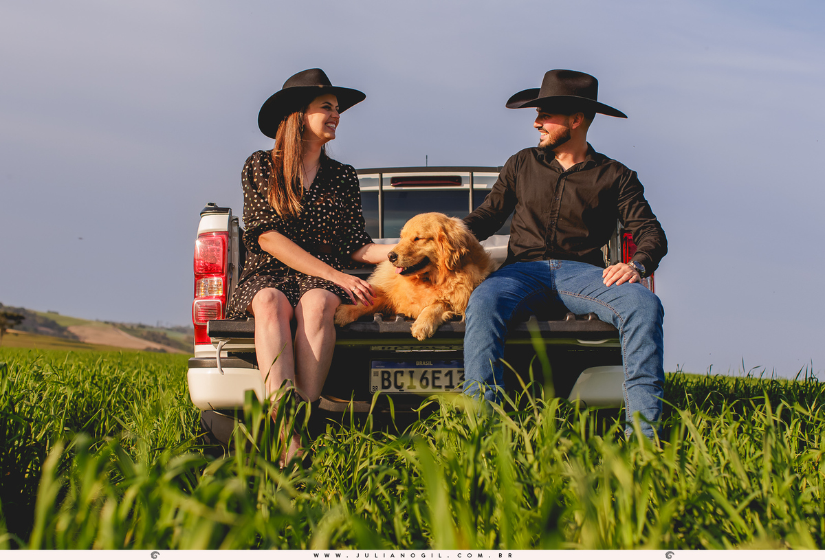 Pré-Casamento-Caroline-Poplaviski-Matheus-Basilio-fazenda-john-deere-farming-Golden-Retriever-Fernandes-Pinheiro-Irati-Paraná-Fotógrafo-Juliano-Gil