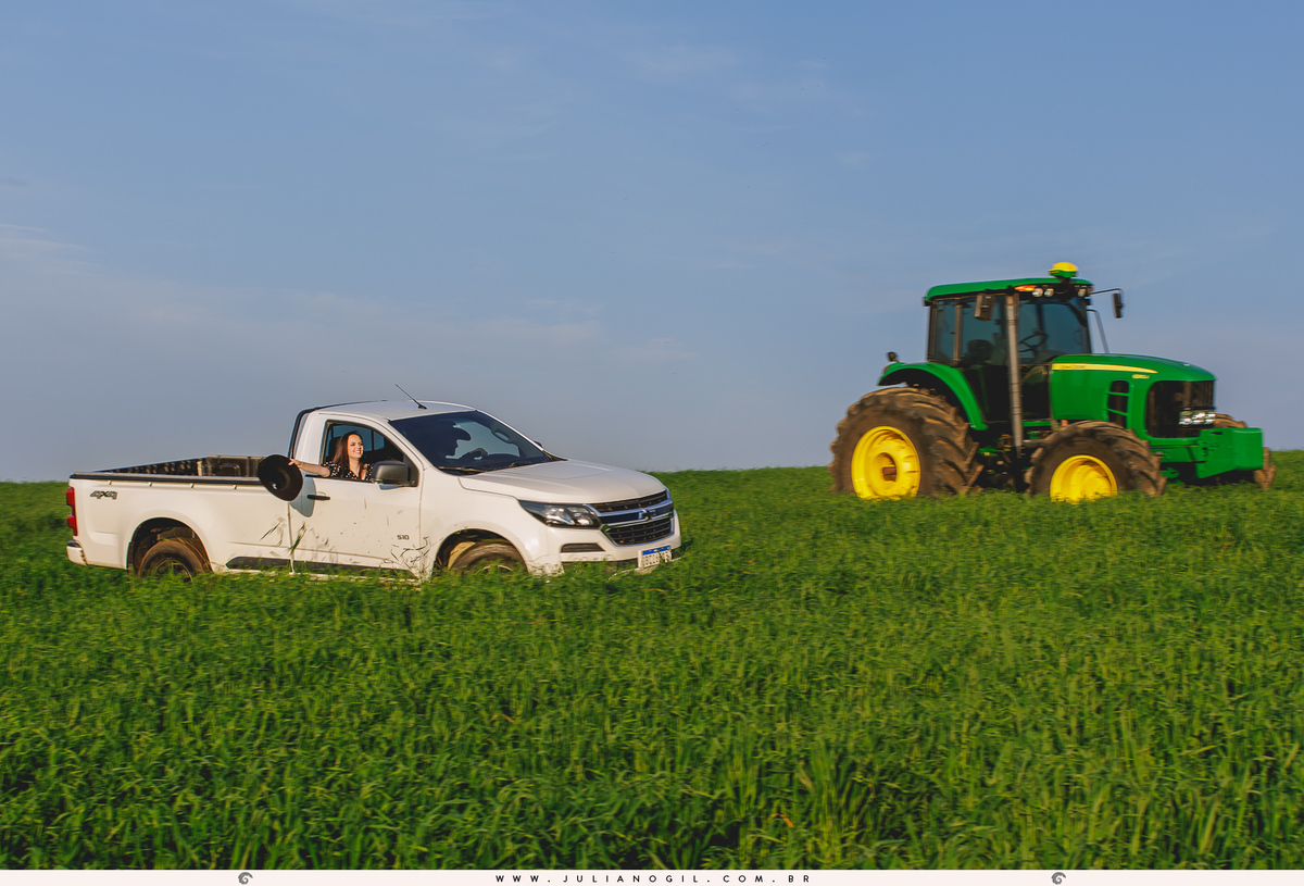 Pré-Casamento-Caroline-Poplaviski-Matheus-Basilio-fazenda-john-deere-farming-Golden-Retriever-Fernandes-Pinheiro-Irati-Paraná-Fotógrafo-Juliano-Gil