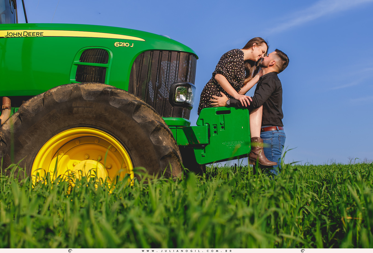 Pré-Casamento-Caroline-Poplaviski-Matheus-Basilio-fazenda-john-deere-farming-Golden-Retriever-Fernandes-Pinheiro-Irati-Paraná-Fotógrafo-Juliano-Gil