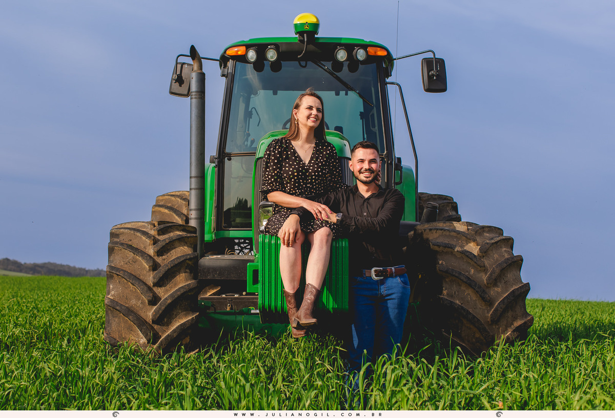 Pré-Casamento-Caroline-Poplaviski-Matheus-Basilio-fazenda-john-deere-farming-Golden-Retriever-Fernandes-Pinheiro-Irati-Paraná-Fotógrafo-Juliano-Gil