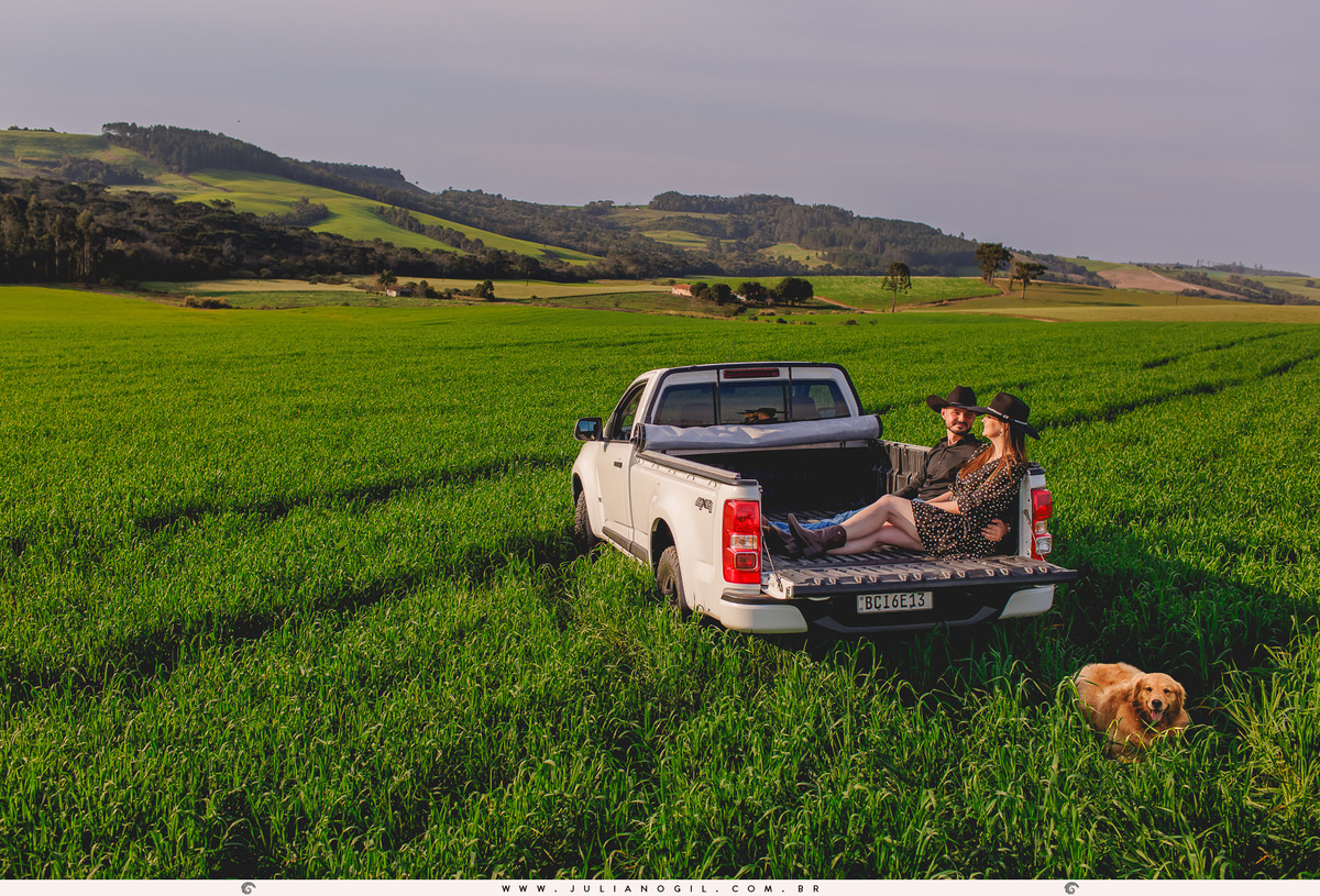 Pré-Casamento-Caroline-Poplaviski-Matheus-Basilio-fazenda-john-deere-farming-Golden-Retriever-Fernandes-Pinheiro-Irati-Paraná-Fotógrafo-Juliano-Gil-drone