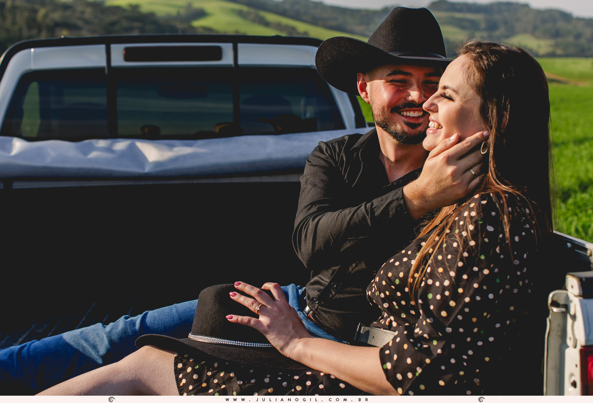 Pré-Casamento-Caroline-Poplaviski-Matheus-Basilio-fazenda-john-deere-farming-Golden-Retriever-Fernandes-Pinheiro-Irati-Paraná-Fotógrafo-Juliano-Gil