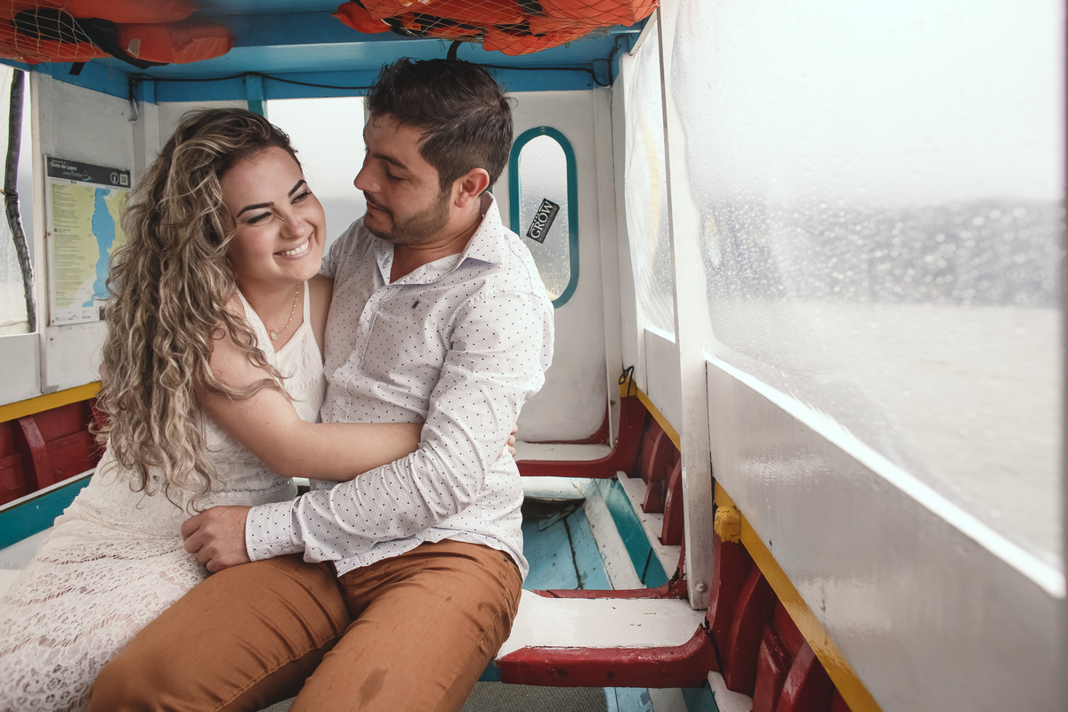 casal abraçados dentro do barco em litoral de Florianópolis