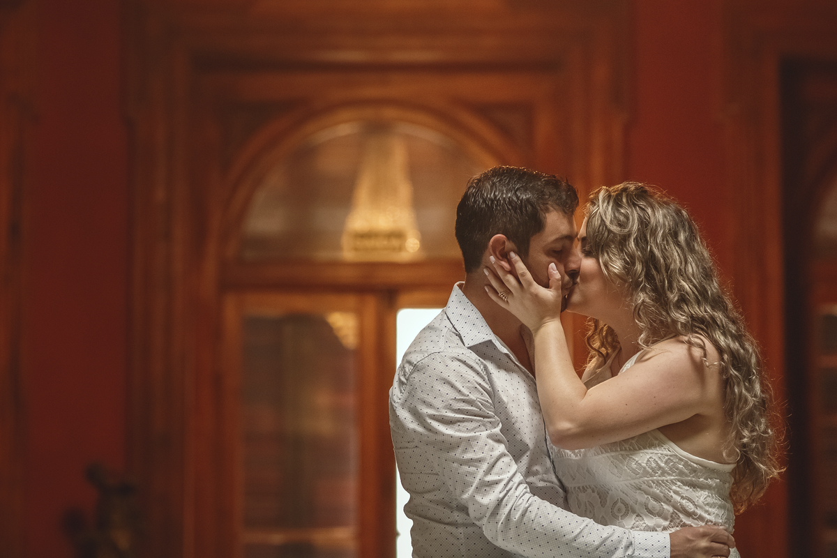 noivos se beijando dentro de casa antiga