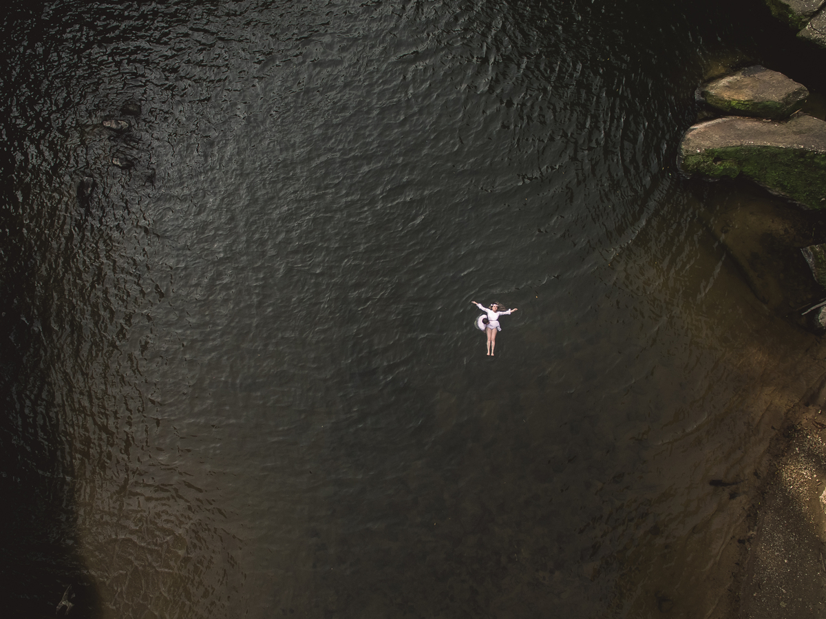 Drone em ensaio pré casamento na cachoeira