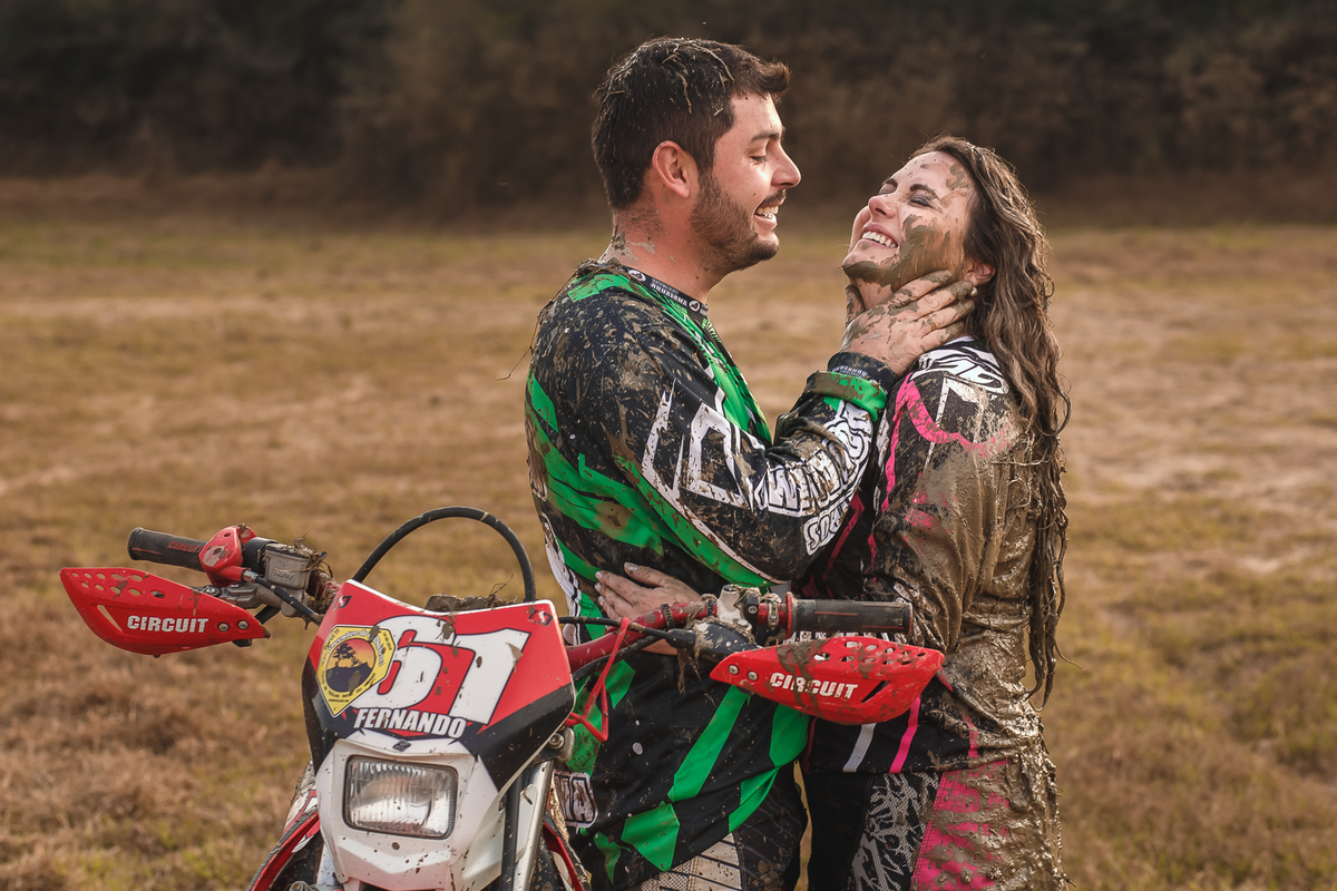 casal se abraçando sujos de barro