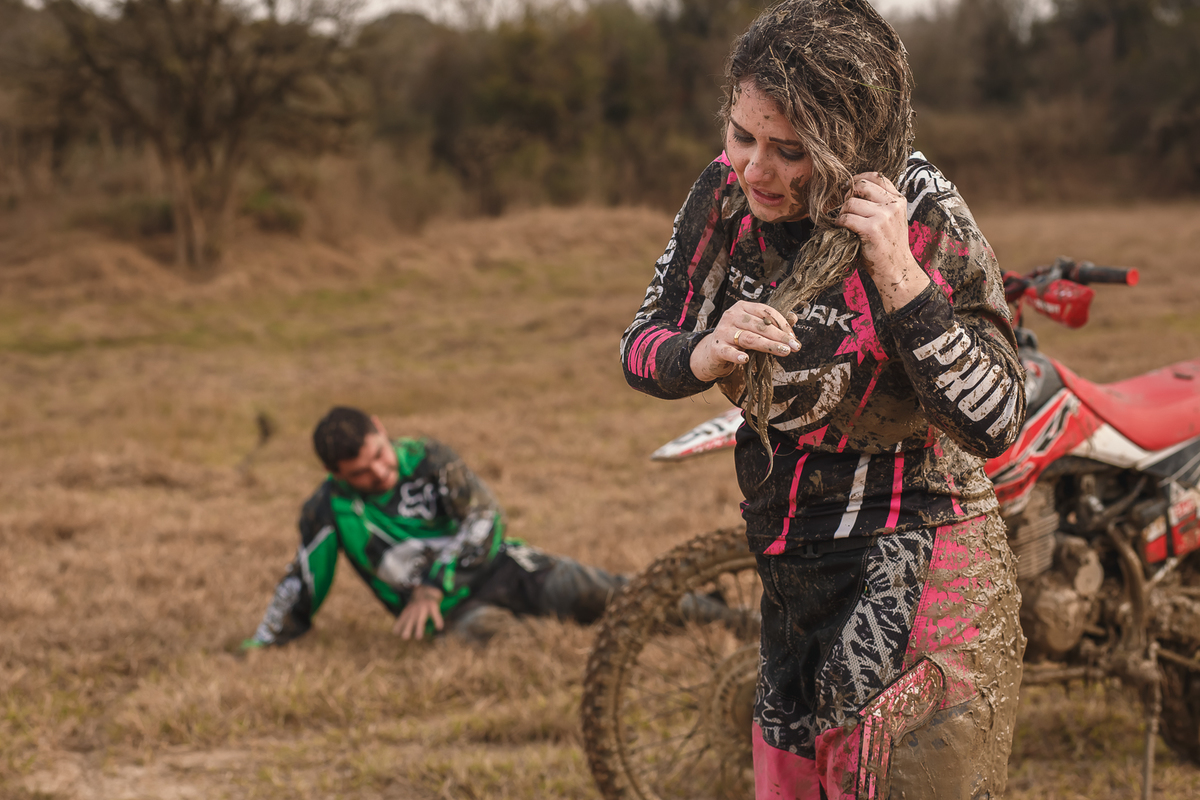 noiva desesperada com cabelo cheio de barro