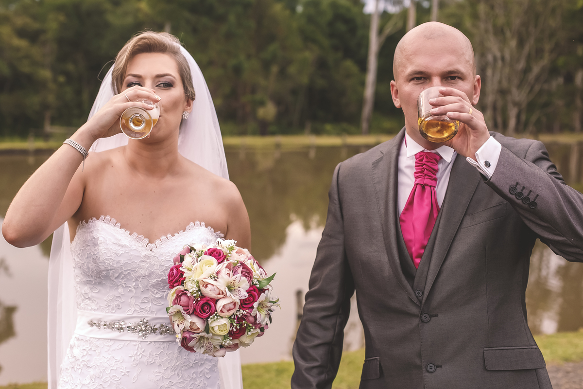 noivo e noiva bebendo cerveja e whisky