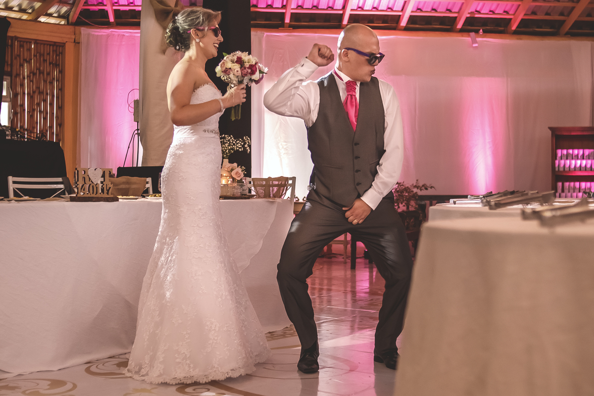 noivo dançando em festa de casamento