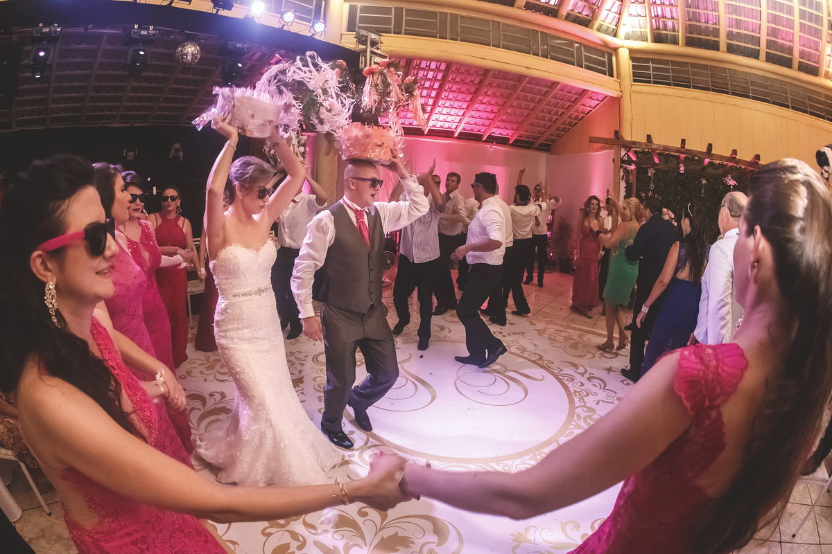 noivos dançando Korovai no casamento