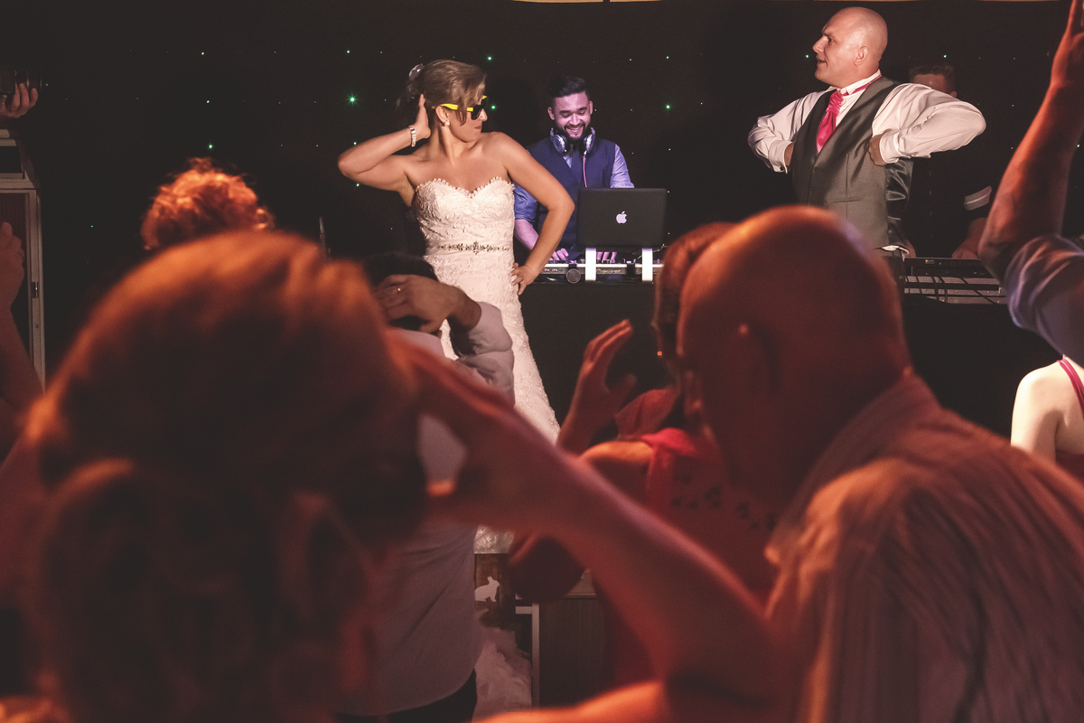 casal de noivos dançando em cima do palco