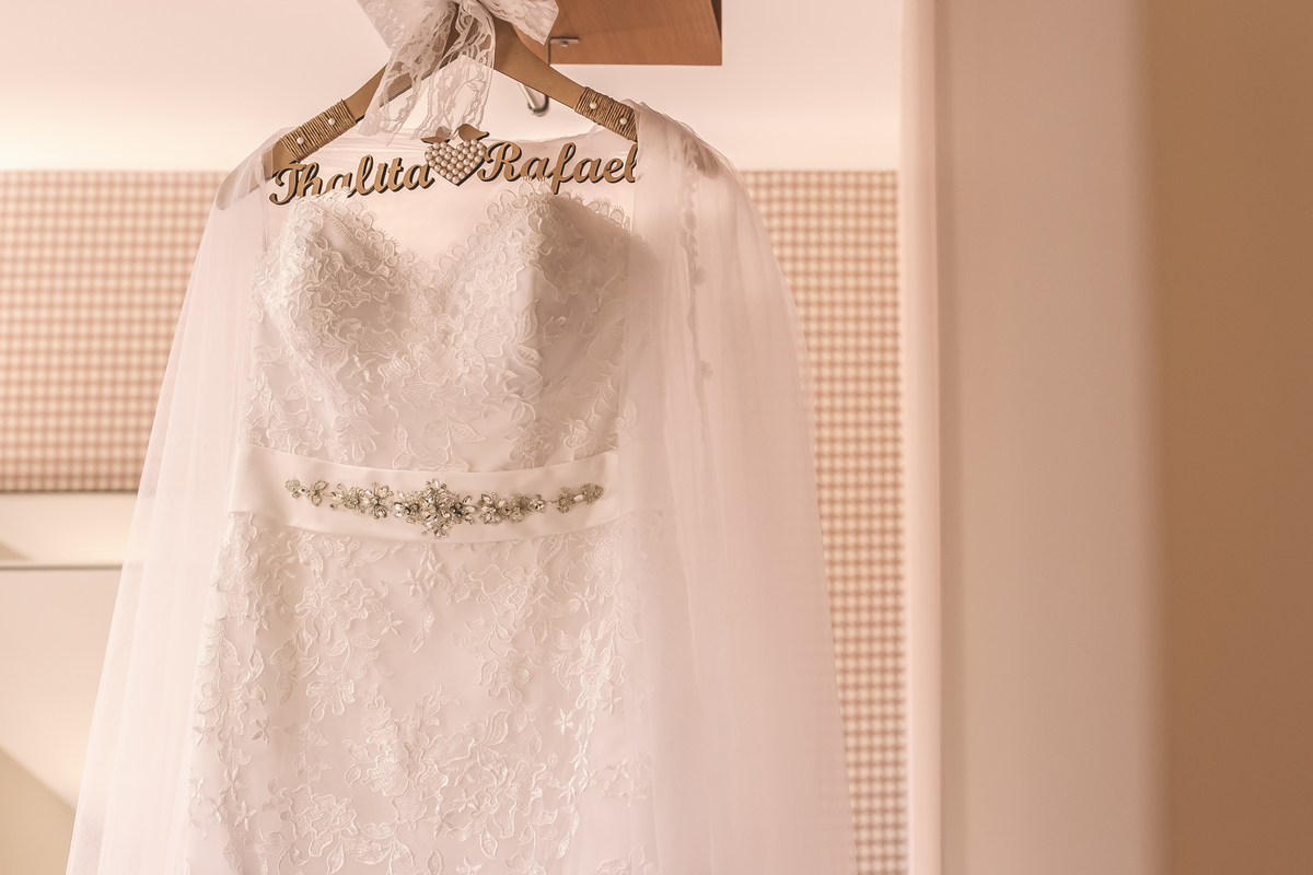 vestido de noiva pendurado no salão