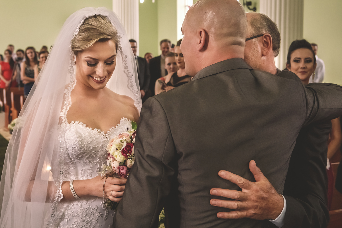 pai e noivo olhando para noiva feliz