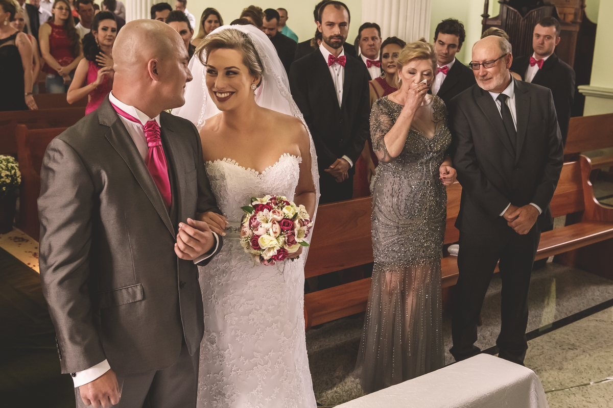 noivos sorrindo no altar da igreja em mallet PR
