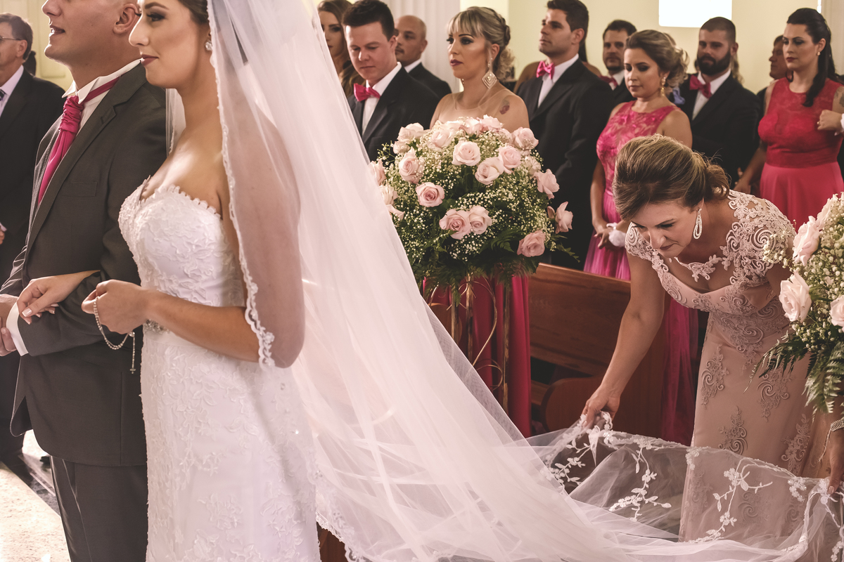 mãe arrumando vestido de noiva na igreja