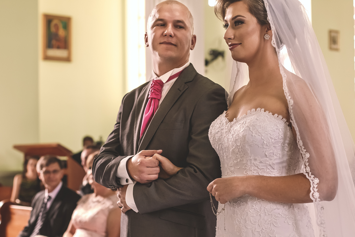 noivo olhando sua noiva no altar de igreja em mallet