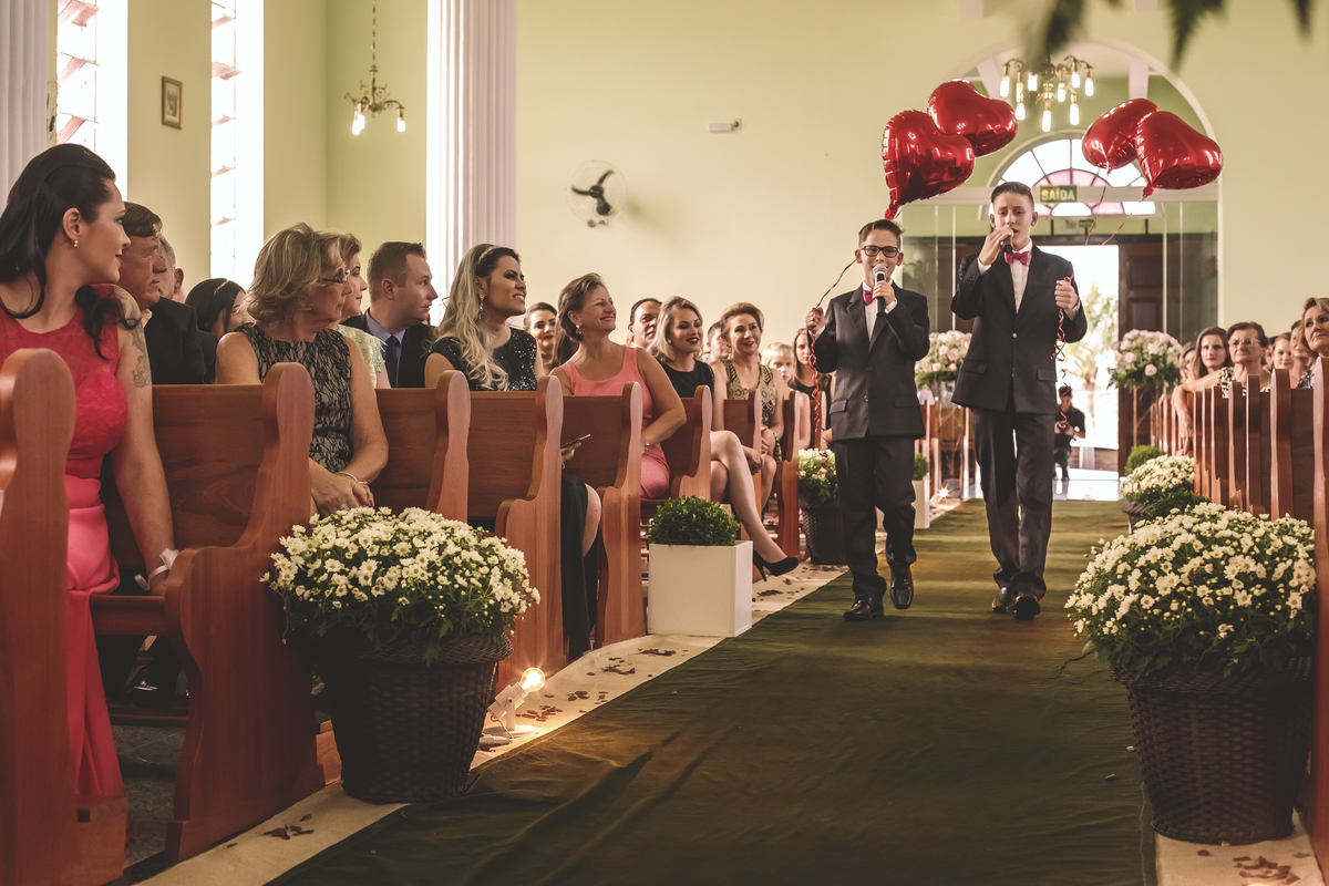 pajens entrando cantando em casamento