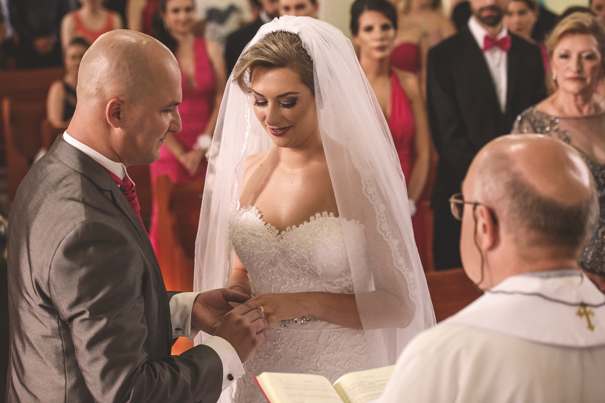 noivos trocando alianças no casamento