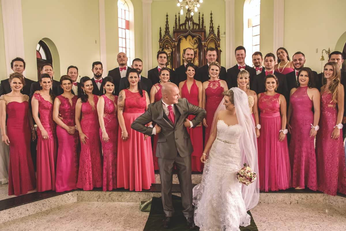padrinhos e noivos em foto divertida na igreja