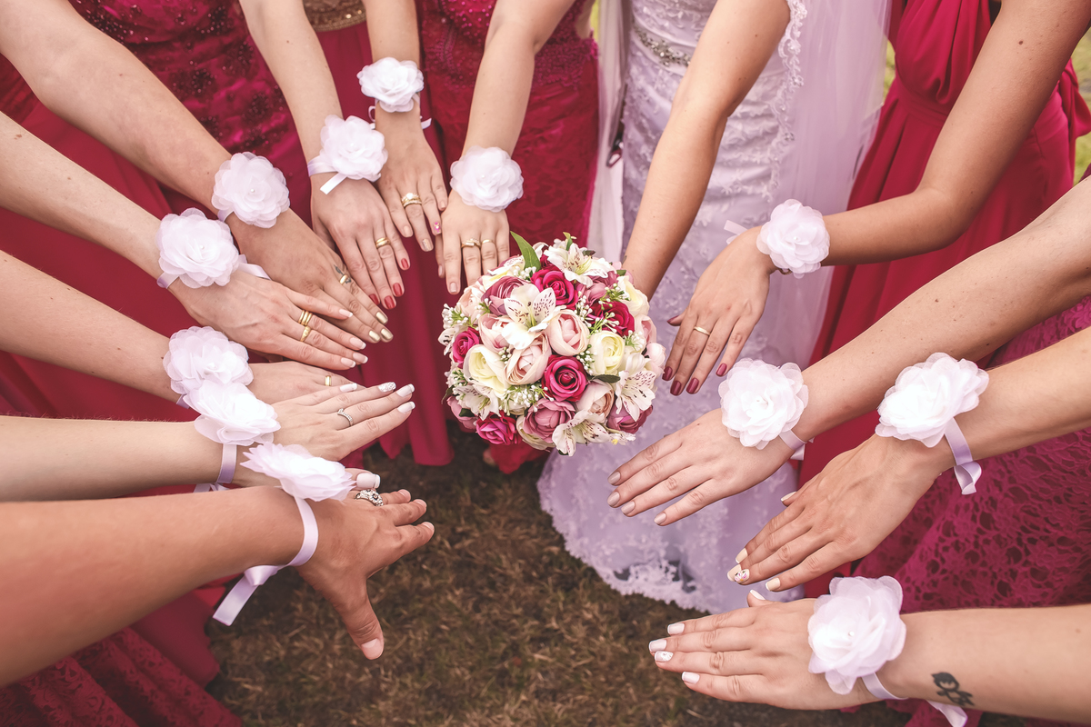 detalhe das pulseiras das madrinhas e  buquê da noiva