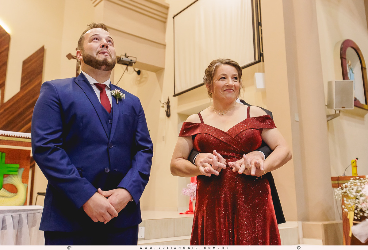Cerimônia de casamento Mayara Raclitzki Kollaritsch e Irinelson Calgaro paróquia senhor bom jesus rebouças paraná irati italiano eventos fotógrafo juliano gil cerimonial essencial vestido de noiva terno noivo igreja buquê padrinhos madrinhas