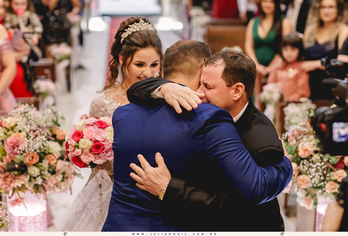 Cerimônia de casamento Mayara Raclitzki Kollaritsch e Irinelson Calgaro paróquia senhor bom jesus rebouças paraná irati italiano eventos fotógrafo juliano gil cerimonial essencial vestido de noiva terno noivo igreja buquê padrinhos madrinhas