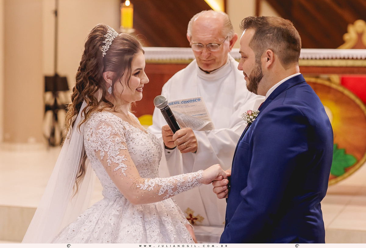 Cerimônia de casamento Mayara Raclitzki Kollaritsch e Irinelson Calgaro paróquia senhor bom jesus rebouças paraná irati italiano eventos fotógrafo juliano gil cerimonial essencial vestido de noiva terno noivo igreja buquê padrinhos madrinhas