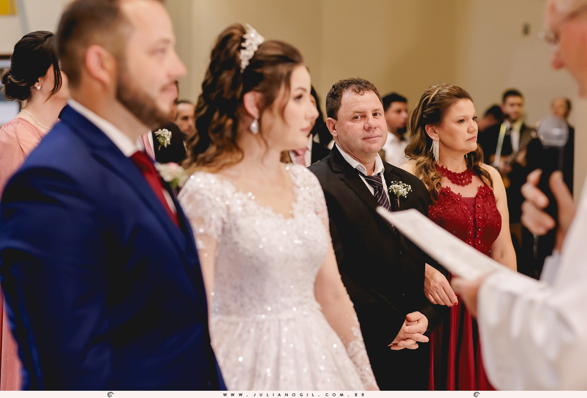 Cerimônia de casamento Mayara Raclitzki Kollaritsch e Irinelson Calgaro paróquia senhor bom jesus rebouças paraná irati italiano eventos fotógrafo juliano gil cerimonial essencial vestido de noiva terno noivo igreja buquê padrinhos madrinhas