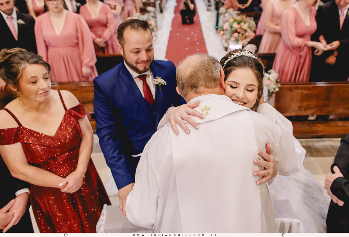 Cerimônia de casamento Mayara Raclitzki Kollaritsch e Irinelson Calgaro paróquia senhor bom jesus rebouças paraná irati italiano eventos fotógrafo juliano gil cerimonial essencial vestido de noiva terno noivo igreja buquê padrinhos madrinhas