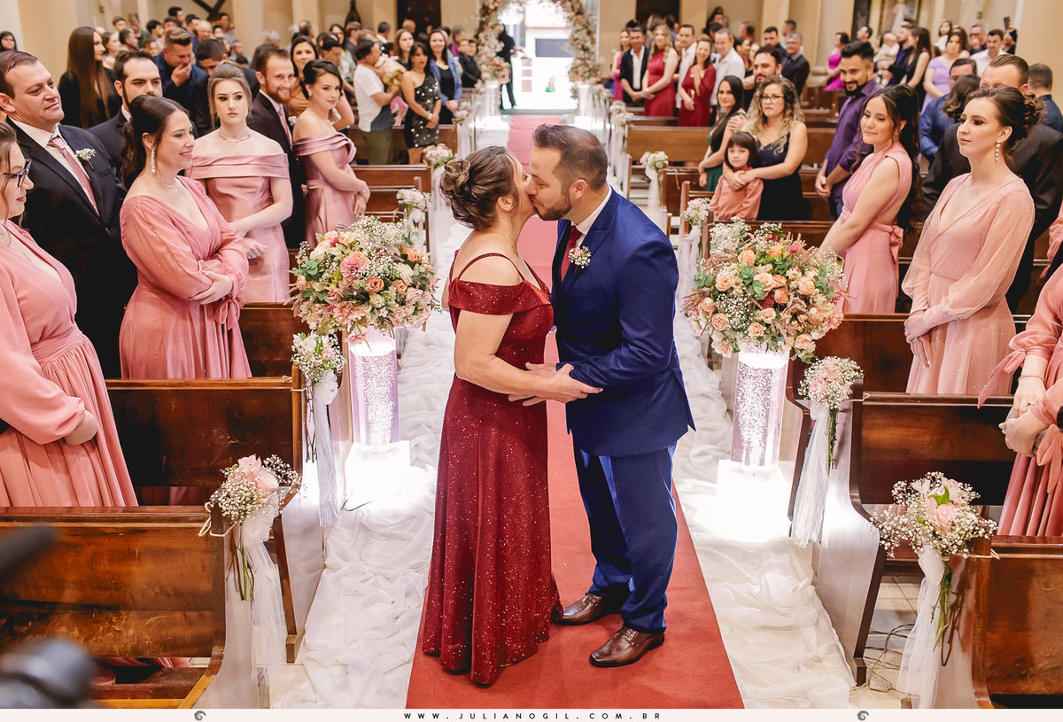 Cerimônia de casamento Mayara Raclitzki Kollaritsch e Irinelson Calgaro paróquia senhor bom jesus rebouças paraná irati italiano eventos fotógrafo juliano gil cerimonial essencial vestido de noiva terno noivo igreja buquê padrinhos madrinhas