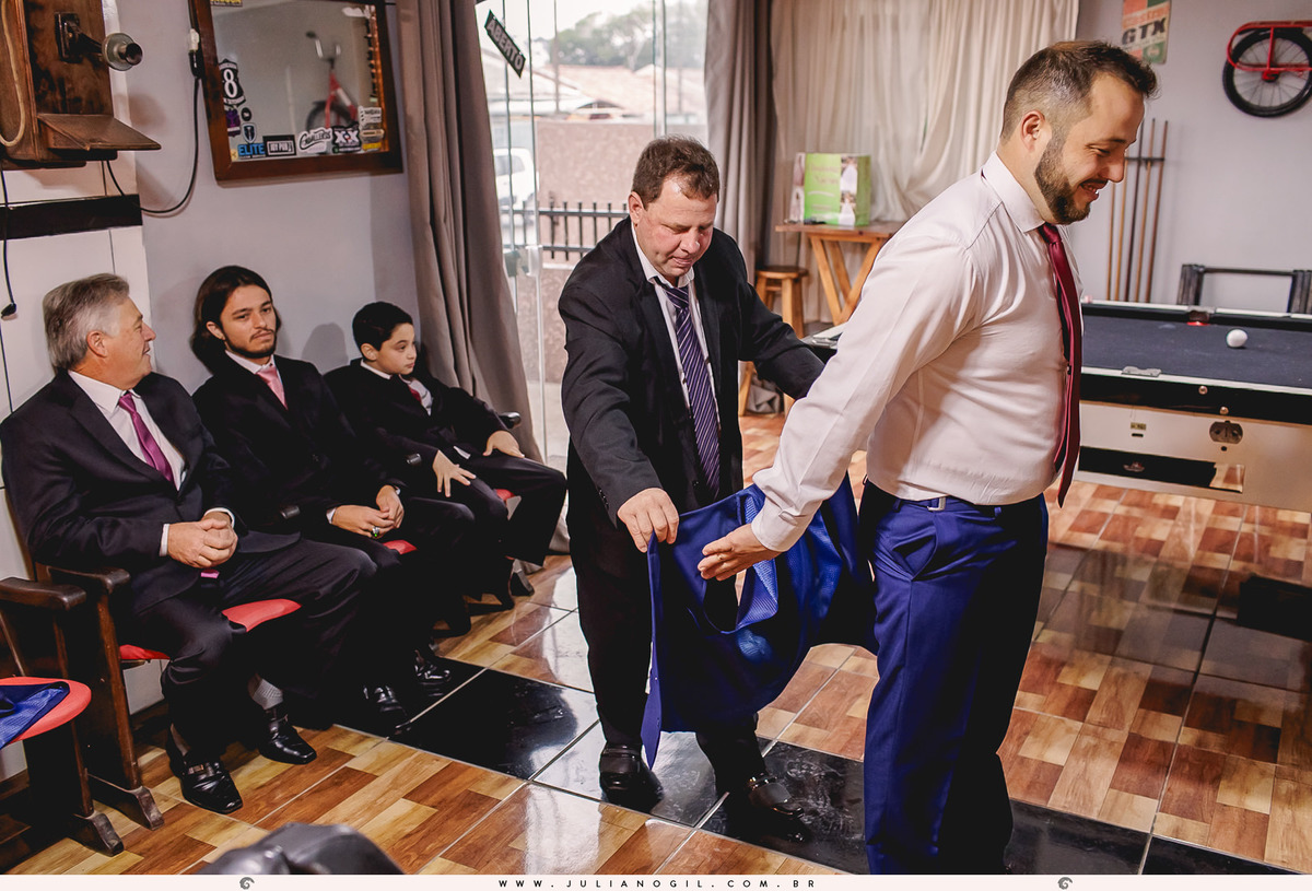 Making of noivo Irinelson Calgaro barbearia sinuca rebouças paraná casamento paróquia senhor bom jesus família pai irmão terno gravata fotógrafo Juliano Gil fotografia de casamento
