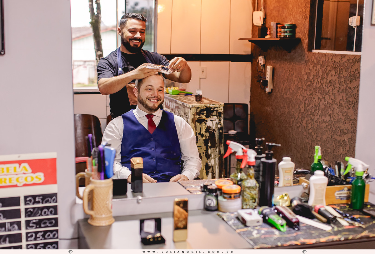 Making of noivo Irinelson Calgaro barbearia sinuca rebouças paraná casamento paróquia senhor bom jesus família pai irmão terno gravata fotógrafo Juliano Gil fotografia de casamento