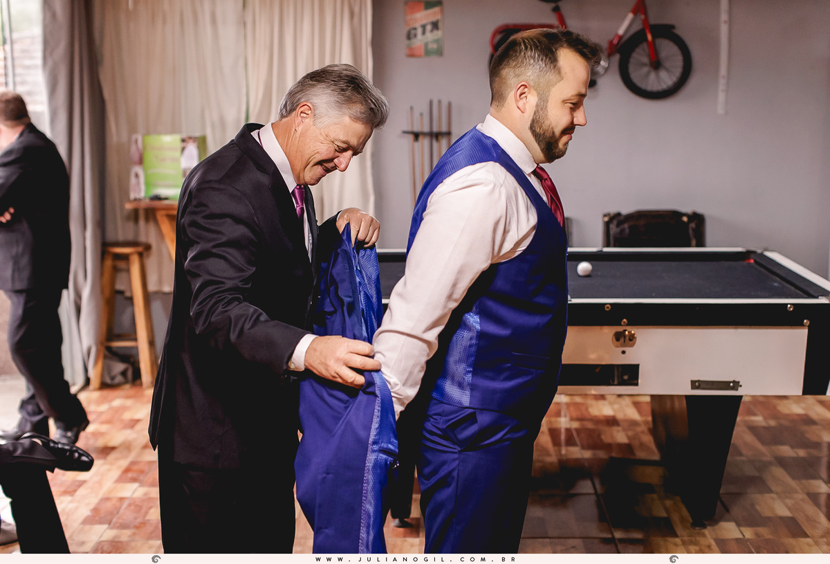 Making of noivo Irinelson Calgaro barbearia sinuca rebouças paraná casamento paróquia senhor bom jesus família pai irmão terno gravata fotógrafo Juliano Gil fotografia de casamento