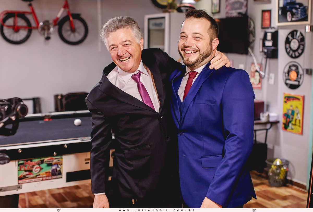 Making of noivo Irinelson Calgaro barbearia sinuca rebouças paraná casamento paróquia senhor bom jesus família pai irmão terno gravata fotógrafo Juliano Gil fotografia de casamento