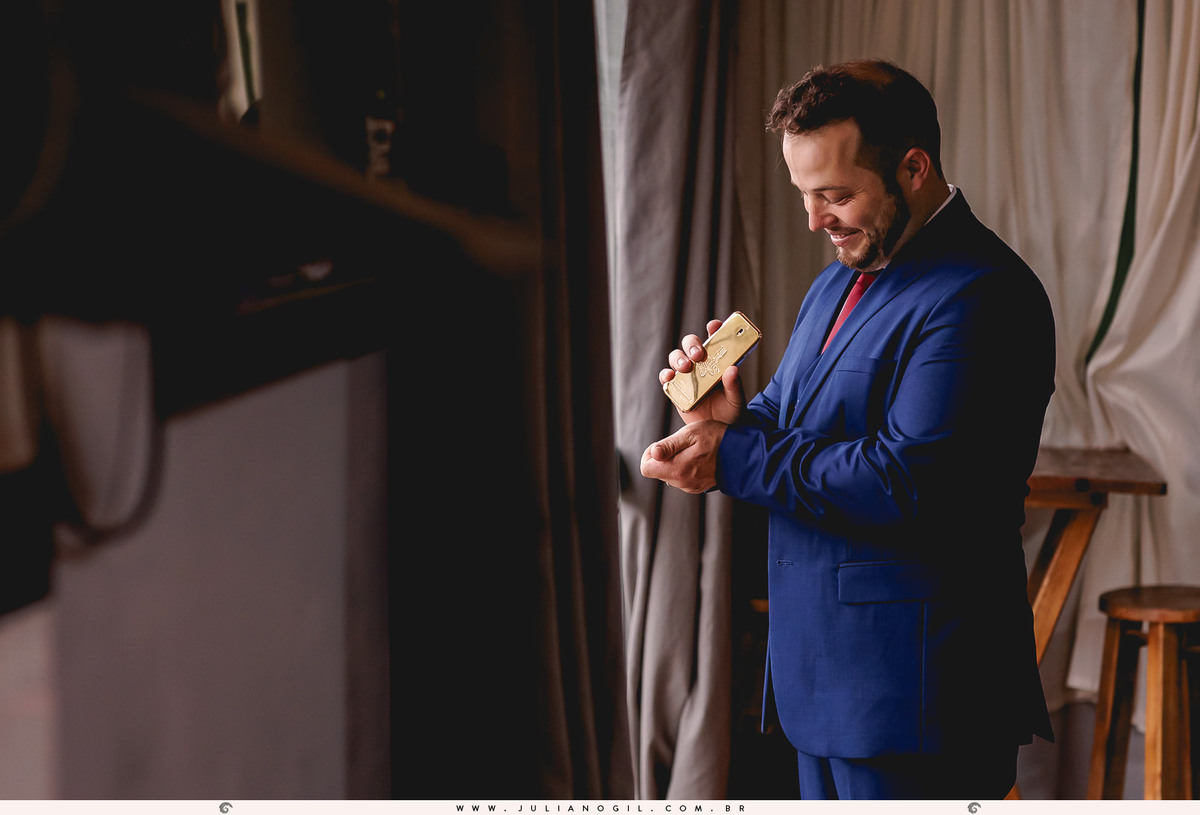 Making of noivo Irinelson Calgaro barbearia sinuca rebouças paraná casamento paróquia senhor bom jesus família pai irmão terno gravata fotógrafo Juliano Gil fotografia de casamento